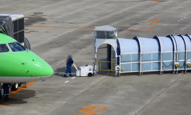 空港で荷下ろしをする航空機